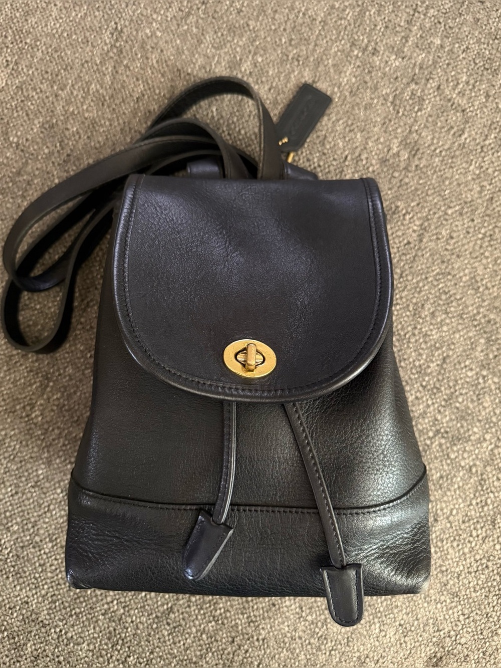 Vintage COACH 9960 Solid
Mini Backpack Turnlock
Leather Black Gold Hardware